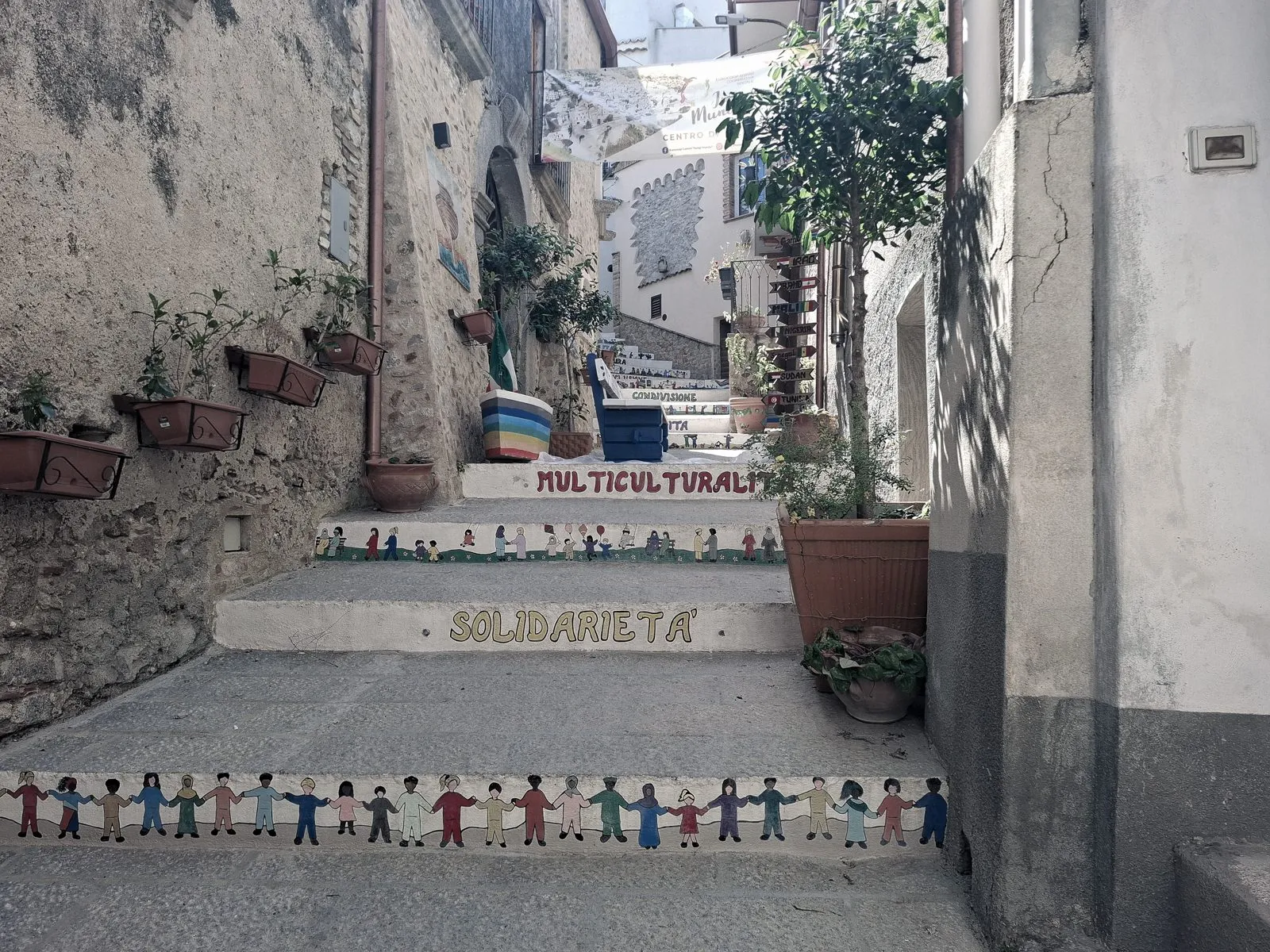Escaliers de Camini, mots peints : solidarietà, multiculturalità, condivisione
